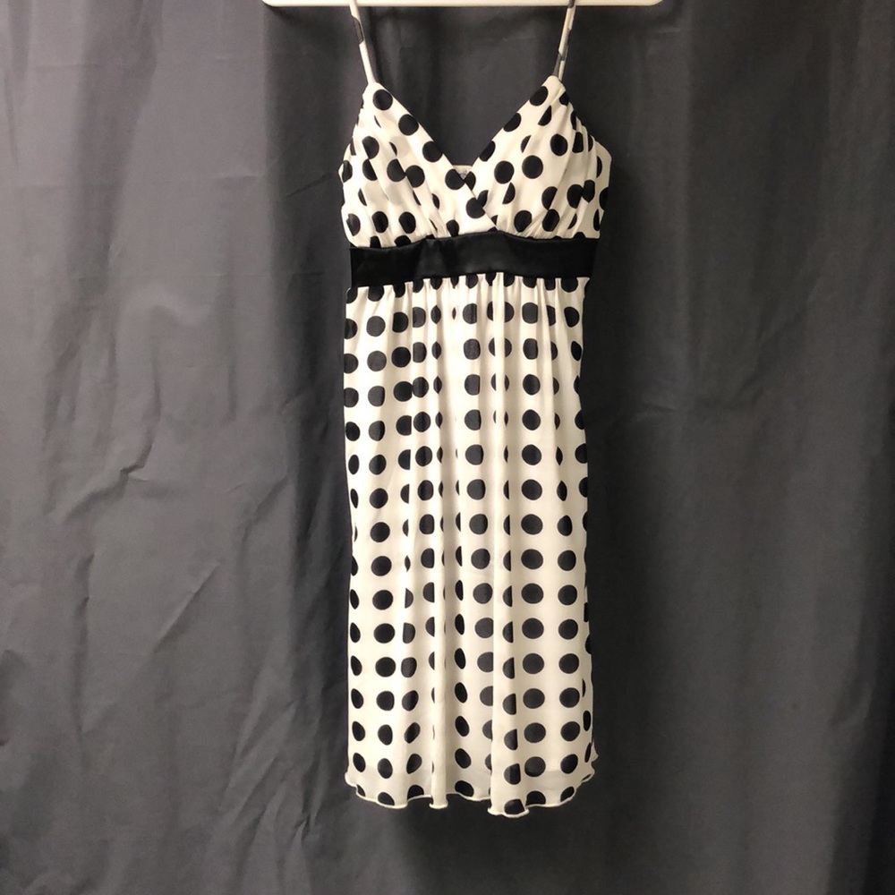 Body Central cute polka dot dress EUC 🖤🤍🖤🤍🖤